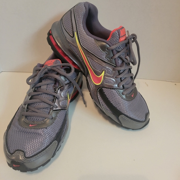 Nike Reax Run dominate Womens Run Dominate US Size 7 Gray Pink Sneakers Shoes - Picture 2 of 13